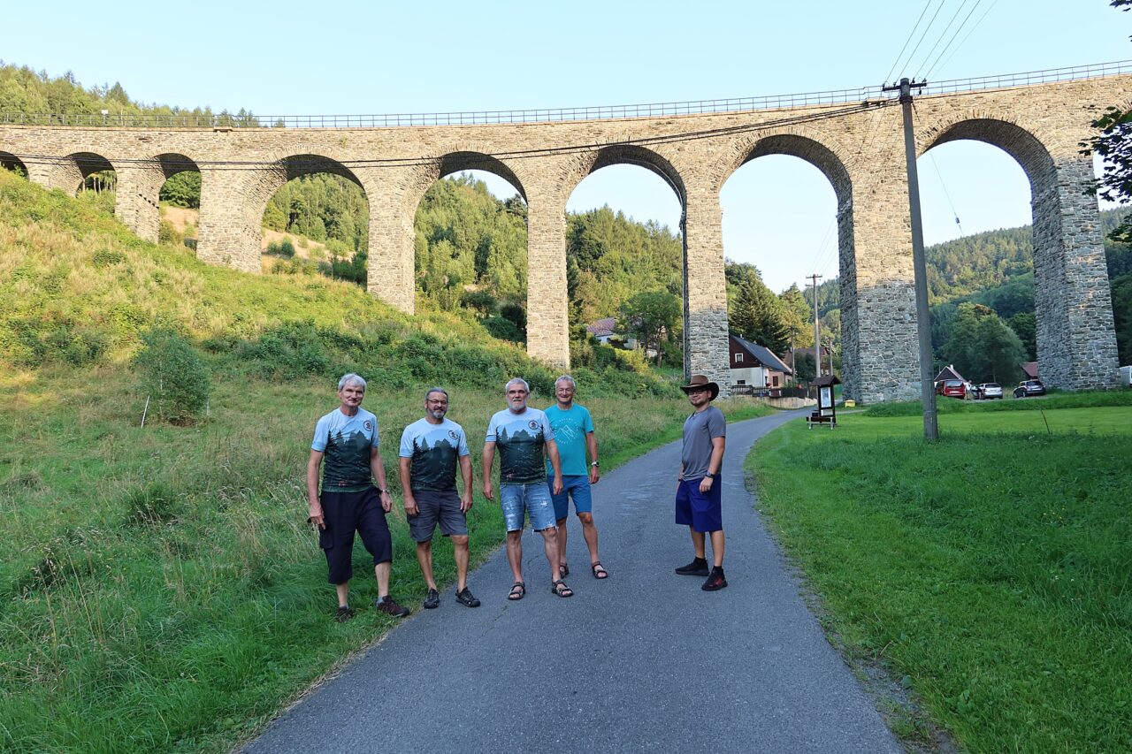viadukt v obci Novina